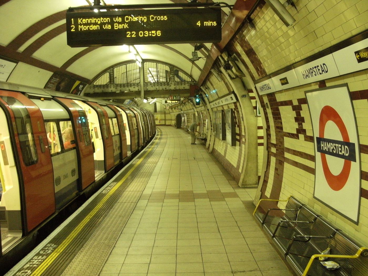 A southbound platform on the Northern line.